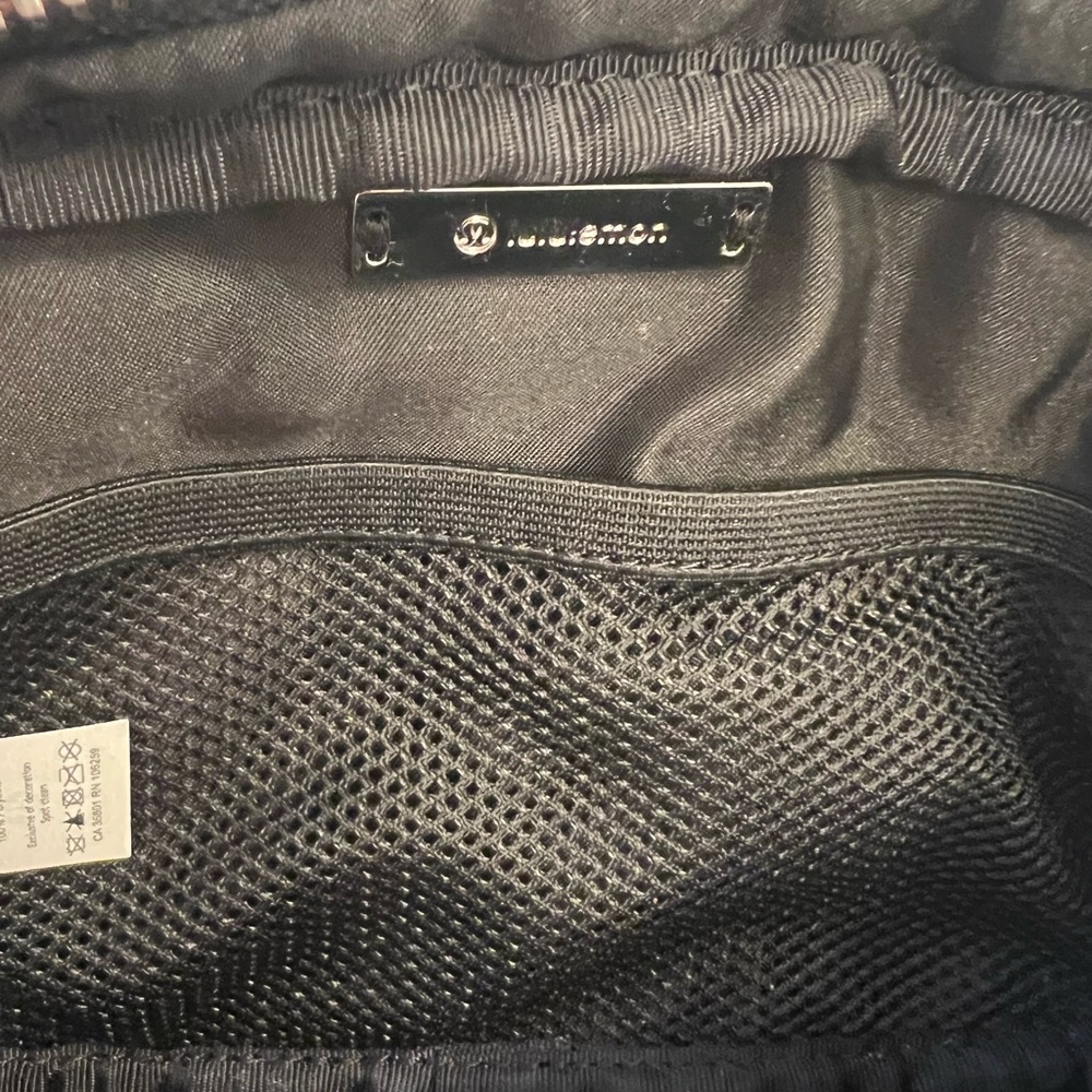 Lululemon Everywhere Bag in Black Sherpa - Picture 7 of 7